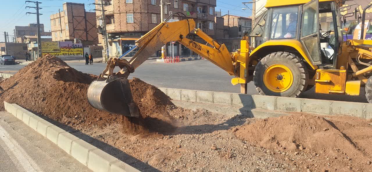 شهردار فرون آباد خبر داد؛ عملیات بسترسازی فضای سبز بلوار امام خمینی(ره) آغاز شد