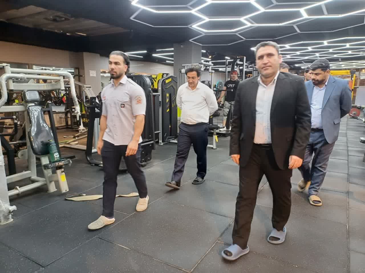  شهردار فرون آباد از مجموعه ورزشی شهر ورزش بازدید کرد