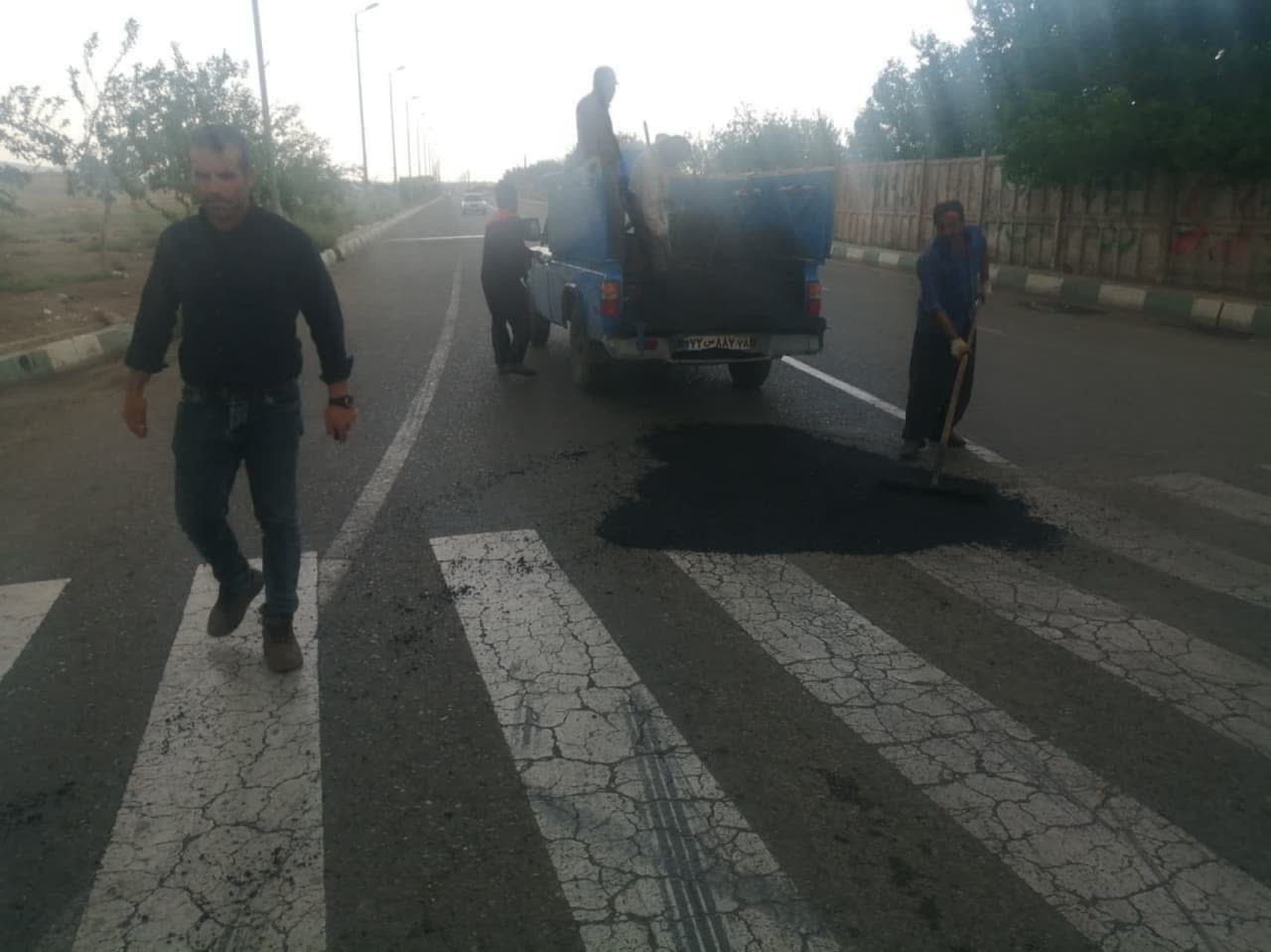  تداوم طرح لکه گیری آسفالت معابر سطح شهر فرون آباد 