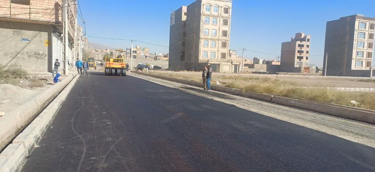  شهردار خبر داد؛ طرح نهضت آسفالت معابر شهری فرون آباد آغاز شد