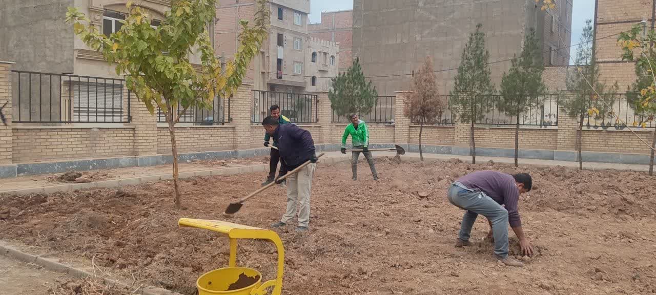  شهردار خبر داد؛ احیای فضای سبز محوطه مقبره شهدای گمنام شهر فرون آباد 