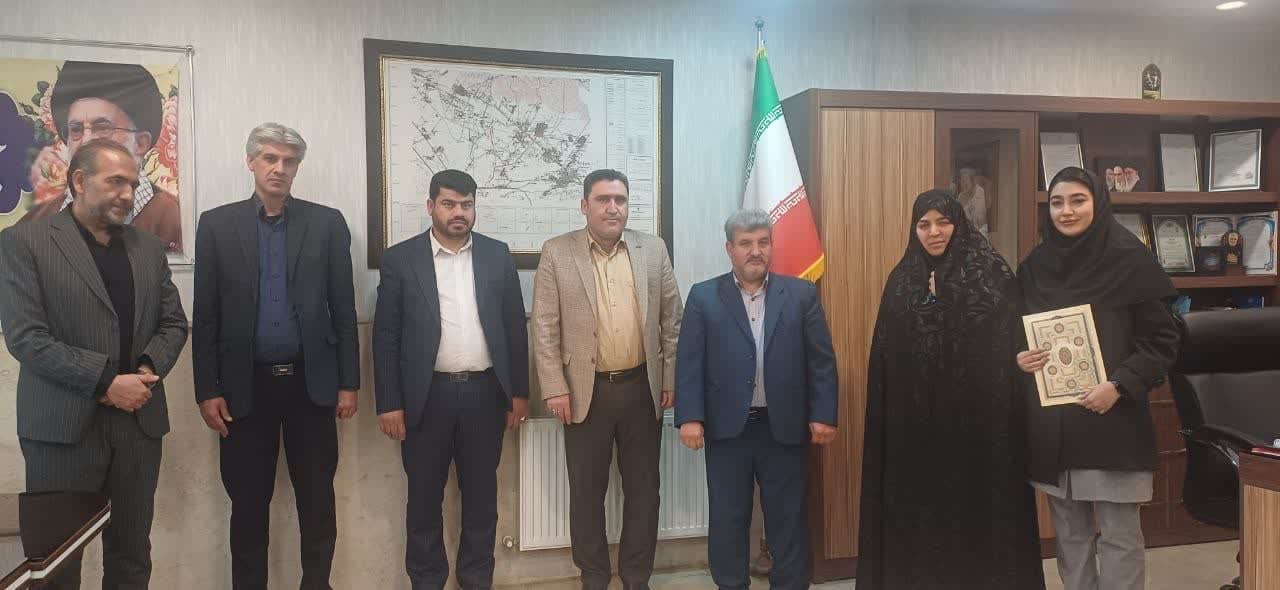  همزمان با ولادت حضرت فاطمه زهرا(س) و هفته گرامیداشت زن و مقام مادر از بانوان شاغل در شهرداری فرون آباد تجلیل شد.