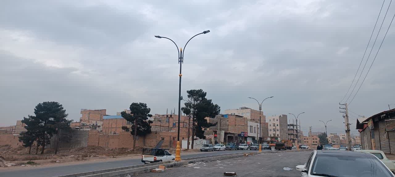 شهردار فرون آباد: پایه چراغ های روشنایی جدید در بلوار امام خمینی (ره) نصب شد