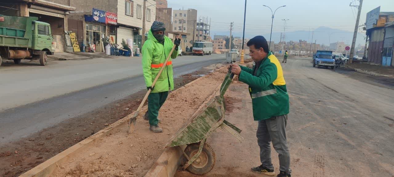  شهردار فرون آباد: عملیات خاکریزی، تسطیح و بسترسازی فضای سبز بلوار امام خمینی(ره) آغاز شد