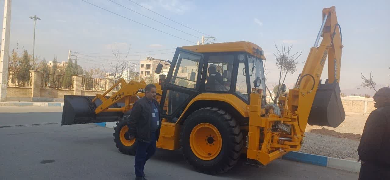  شهردار فرون آباد خبر داد؛ خرید یک دستگاه بیل بکهو با اعتباری بالغ بر 20 میلیارد ریال