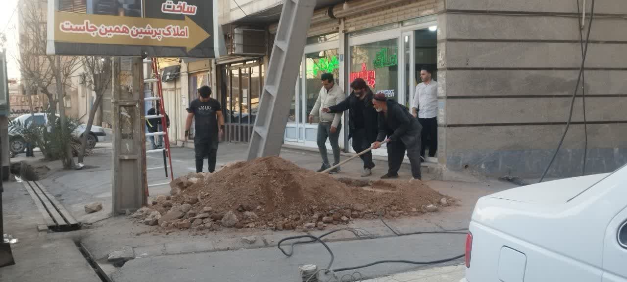  شهردار فرون آباد گفت: با هدف استفاده بهینه از معابر شهر و افزایش امنیت تردد، رفاه و آسایش شهروندان، طرح جابجایی تیر برق های مزاحم در خیابان ولیعصر(عج)