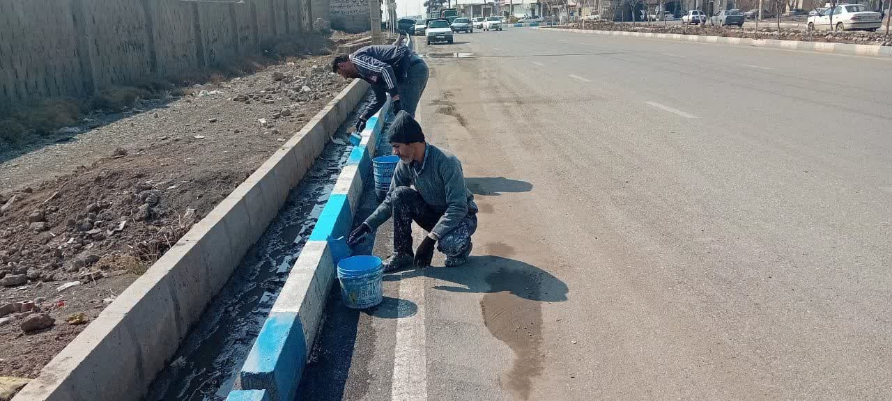  شهردار فرون آباد خبر داد؛ عملیات رنگ آمیزی جداول معابر شهر آغاز شد