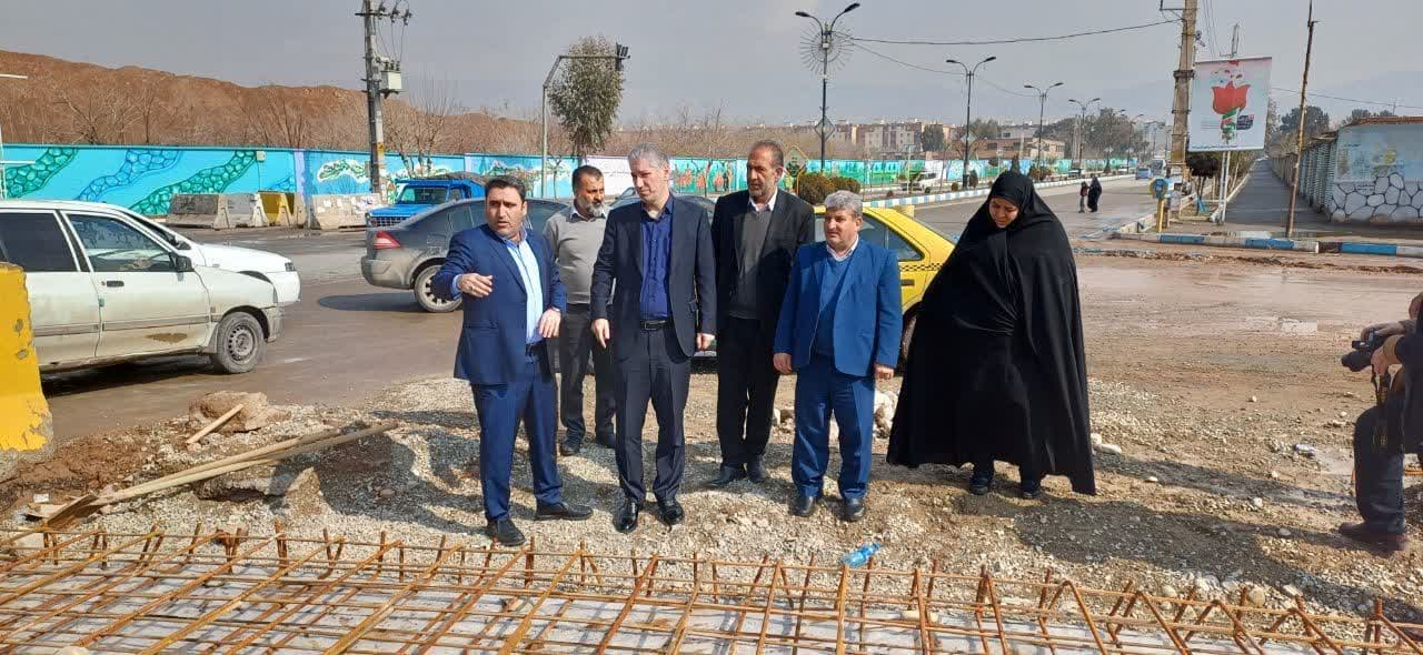  سرپرست فرمانداری پاکدشت از عملیات اجرای پل بلوار شهید سلیمانی شهر فرون آباد بازدید کرد