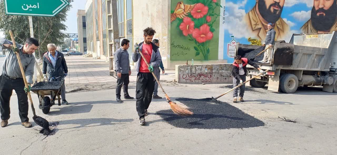  شهردار خبر داد؛ اجرای عملیات گسترده لکه گیری آسفالت معابر شهر فرون آباد
