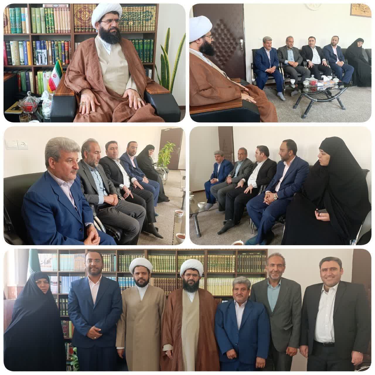  دیدار شهردار و اعضای شورای اسلامی شهر فرون آباد با امام جمعه پاکدشت