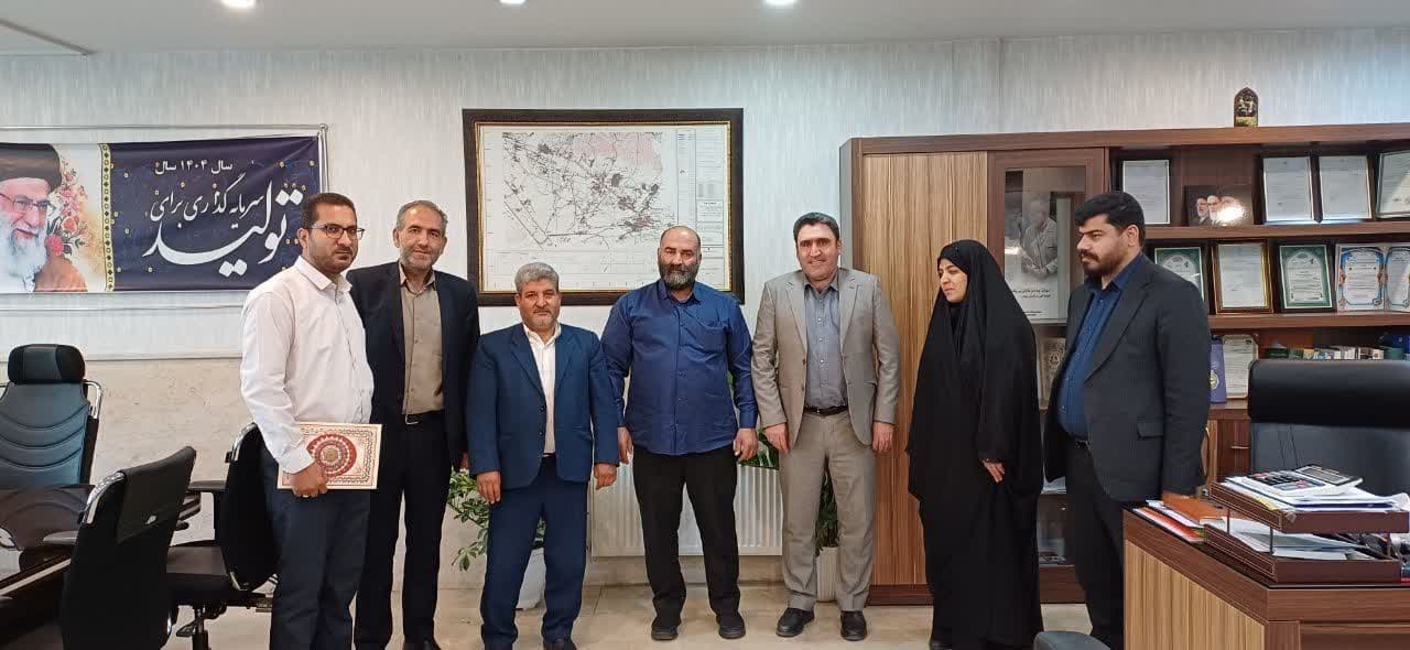  ز مدیر روابط عمومی شهرداری فرون آباد تجلیل شد به مناسبت هفته گرامیداشت روابط عمومی و ارتباطات،