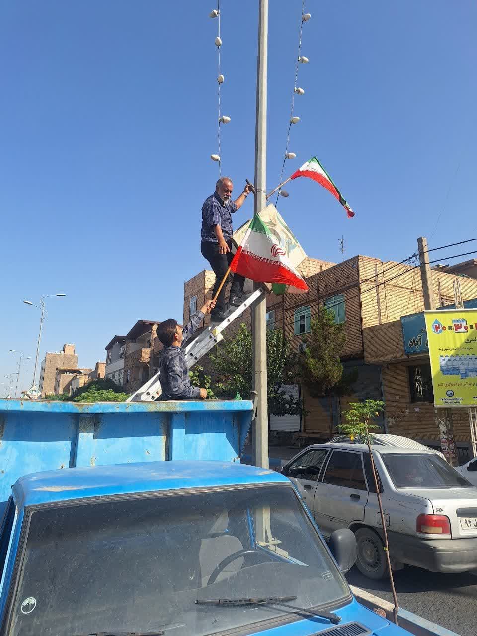  شهردار فرون آباد: معابر شهر به پرچم سه رنگ جمهوری اسلامی ایران مزین شد