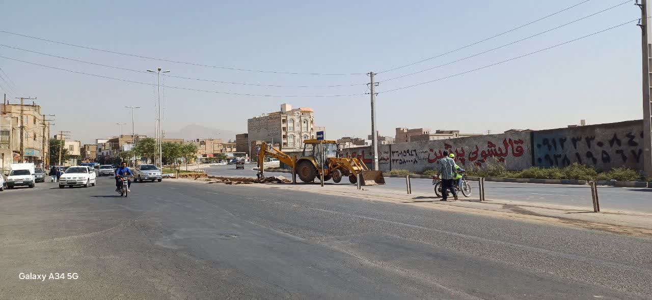 شهردار خبر داد؛ آغاز عملیات جدول گذاری رفیوژ میانی بلوار امام خمینی (ره) فرون آباد