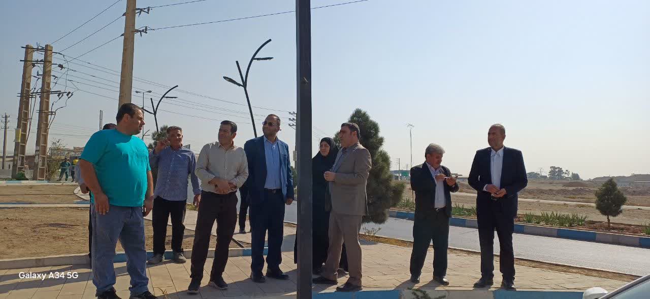  شهردار فرون آباد با همراهی اعضای شورای شهر از روند اجرای فضای سبز شهر بازدید کرد