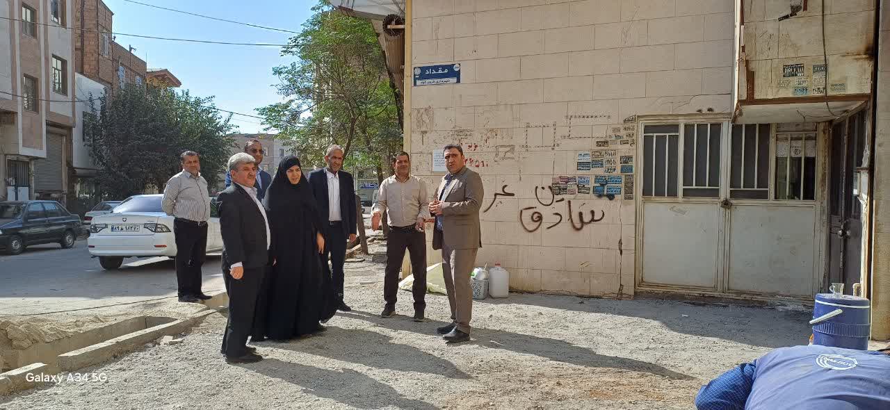  شهردار فرون آباد با همراهی اعضای شورای شهر از روند ساماندهی خیابان مقداد بازدید کرد