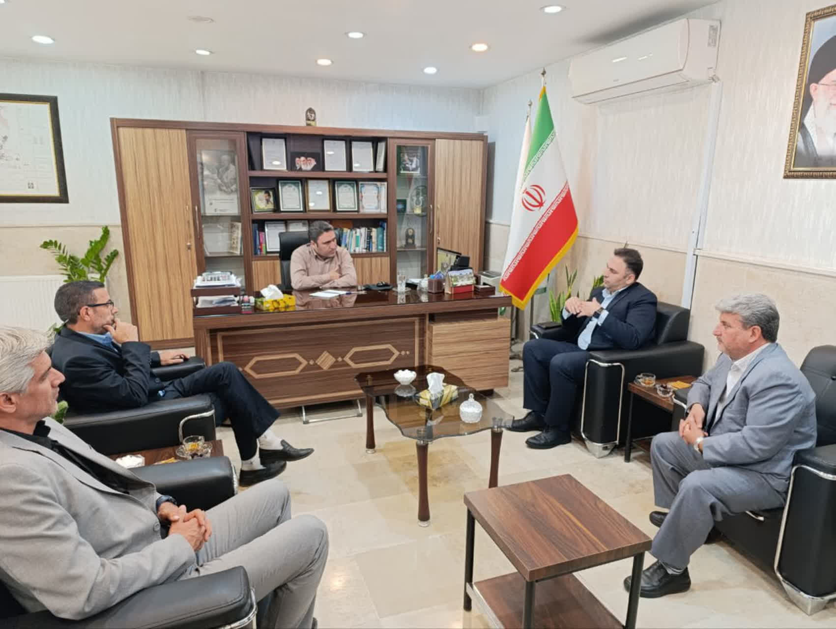  شهردار فرون آباد: آماده همکاری در راستای توسعه سیستم بانکی و ارائه خدمات مناسب به شهروندان هستیم