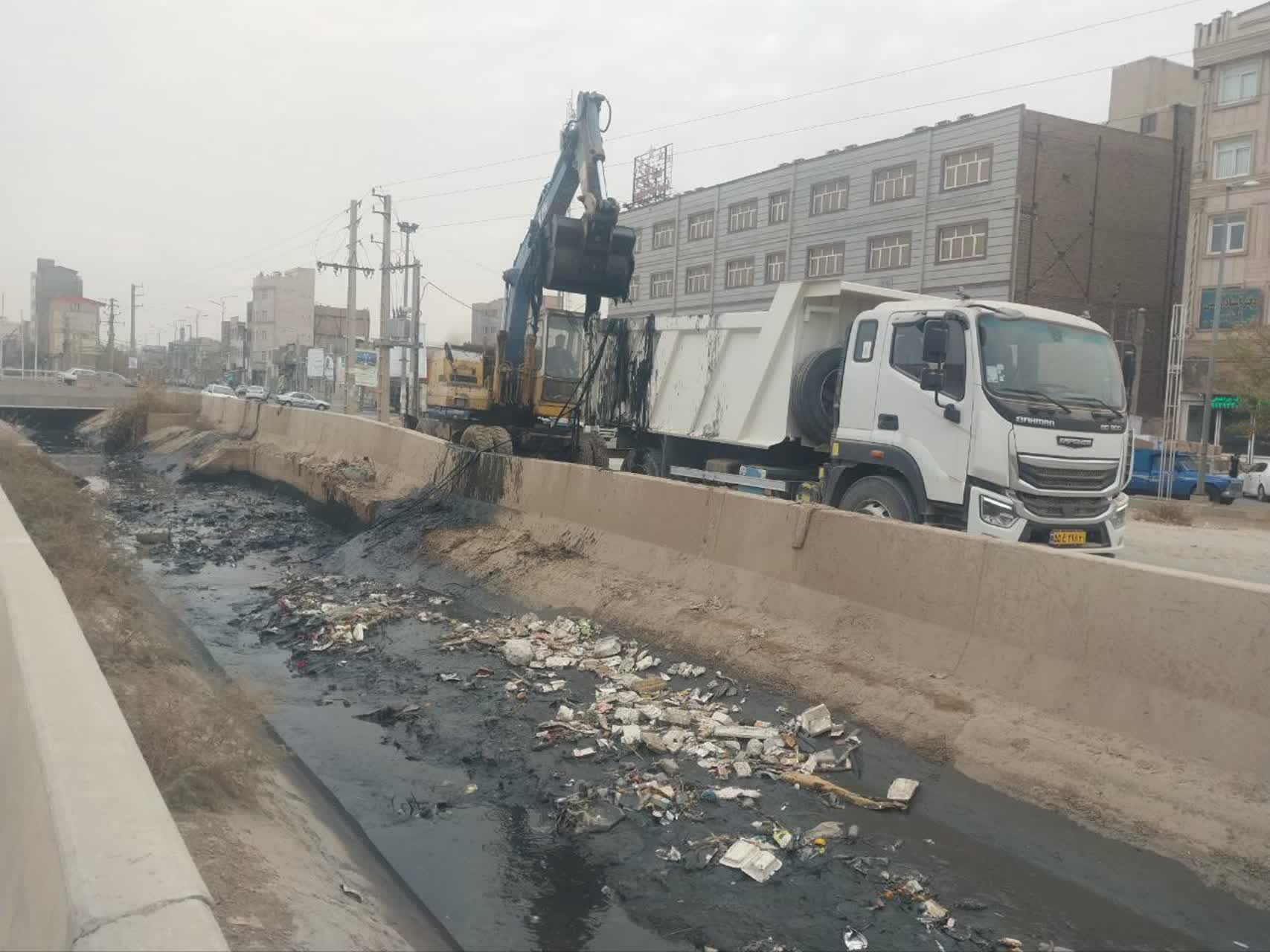 🔴 با توجه به فرا رسیدن فصل بارش؛ لایروبی کانال‌ها و انهار شهر فرون آباد در دستور کار قرار گرفت