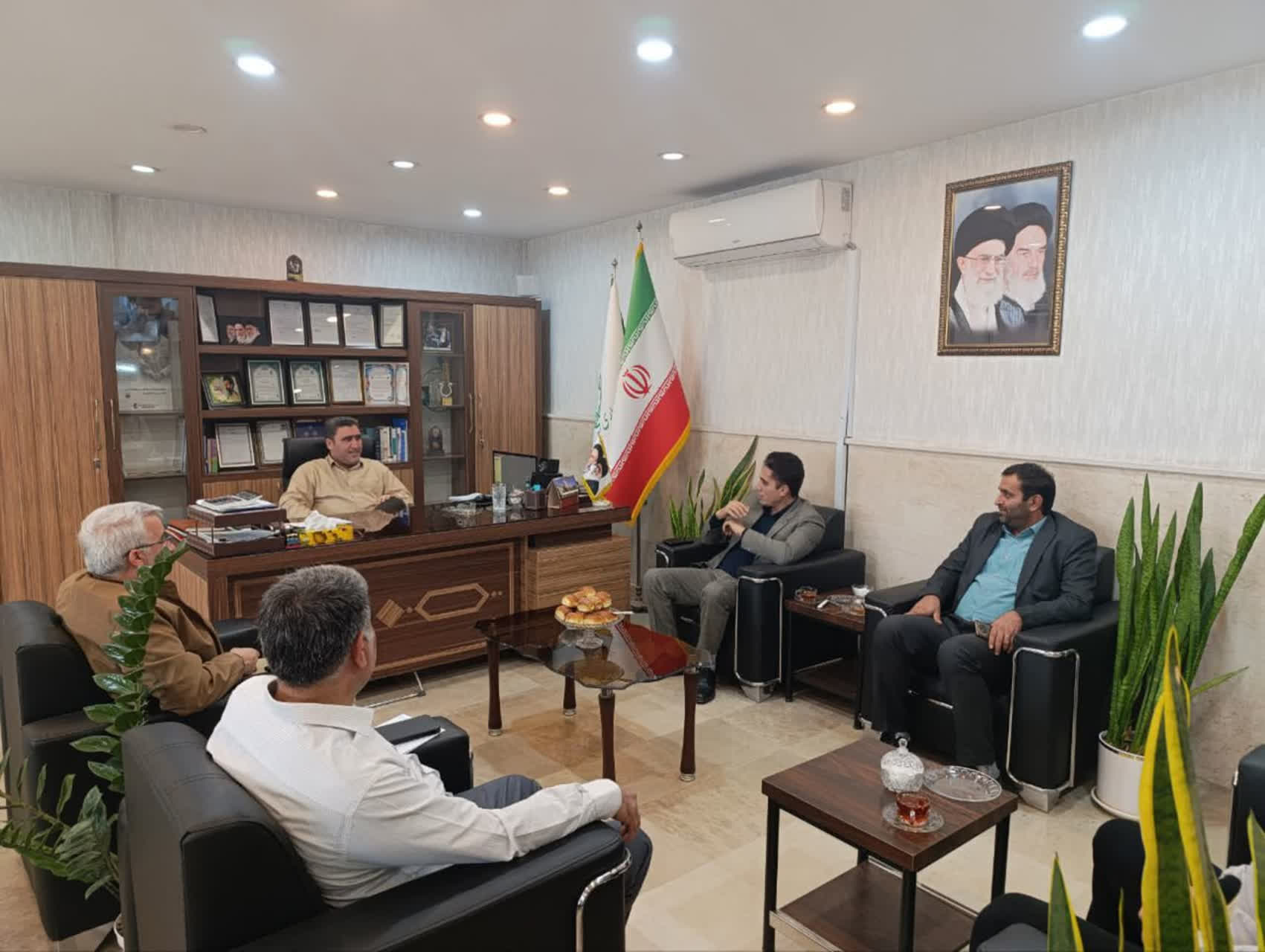 جلسات مشترک مجموعه مدیریت شهری فرون آباد با ادارات خدمات رسان به صورت مستمر ادامه دارد