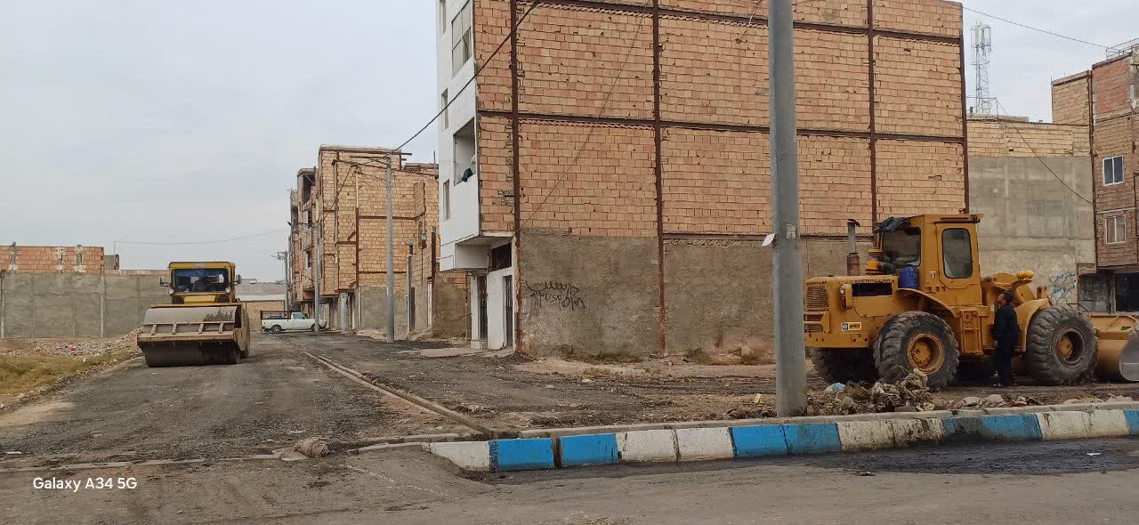 شهردار فرون آباد: عملیات تسطیح معابر با تلاش مستمر مدیریت شهری ادامه دارد